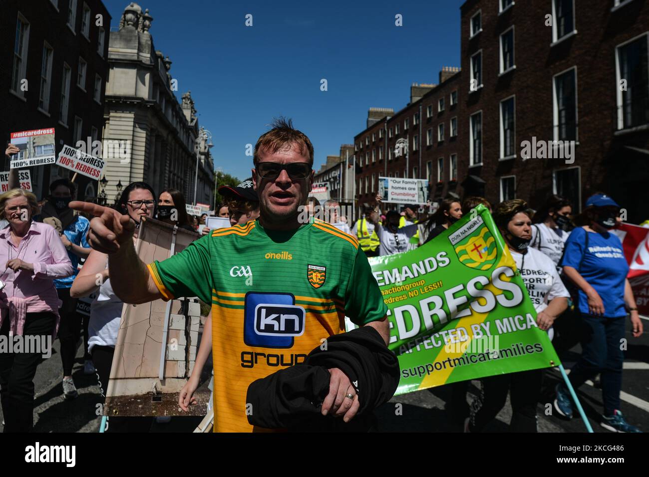 Paddy Diver (centro), militante della mica e co-fondatore del '100% di risarcimento No less' conduce migliaia di manifestanti dalla Co. Donegal, le cui case sono state costruite con blocchi contenenti la sostanza mica, e i loro sostenitori, durante una protesta nel centro di Dublino. Martedì 15 giugno 2021 a Dublino, Irlanda. (Foto di Artur Widak/NurPhoto) Foto Stock