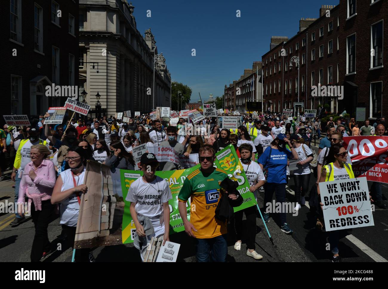 Paddy Diver (centro), militante della mica e co-fondatore del '100% di risarcimento No less' conduce migliaia di manifestanti dalla Co. Donegal, le cui case sono state costruite con blocchi contenenti la sostanza mica, e i loro sostenitori, durante una protesta nel centro di Dublino. Martedì 15 giugno 2021 a Dublino, Irlanda. (Foto di Artur Widak/NurPhoto) Foto Stock