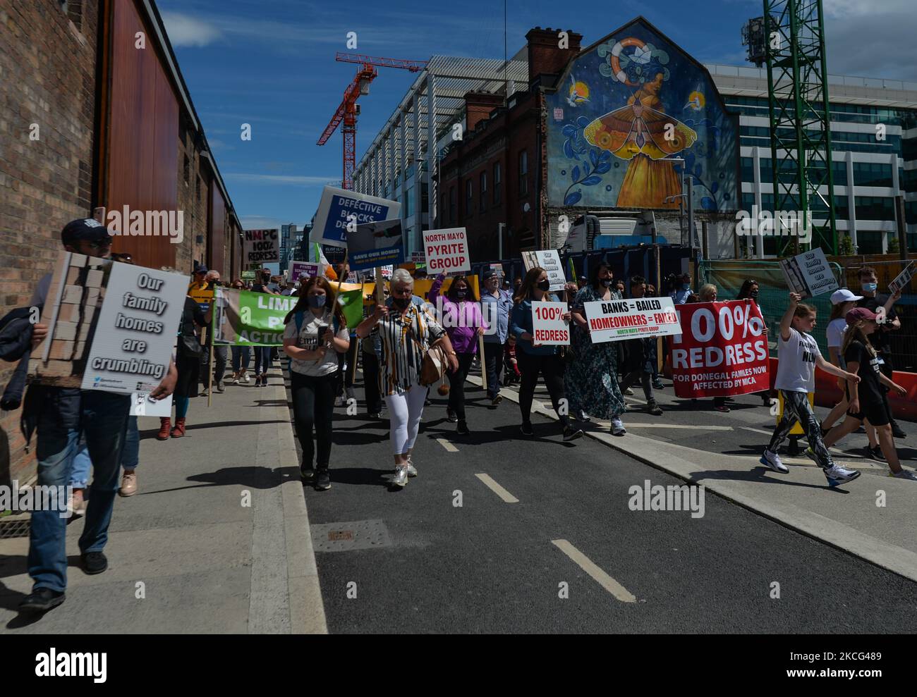 Migliaia di manifestanti della Co. Donegal, le cui case sono state costruite con blocchi contenenti la sostanza mica, e i loro sostenitori visto durante una protesta nel centro di Dublino. Martedì 15 giugno 2021 a Dublino, Irlanda. (Foto di Artur Widak/NurPhoto) Foto Stock