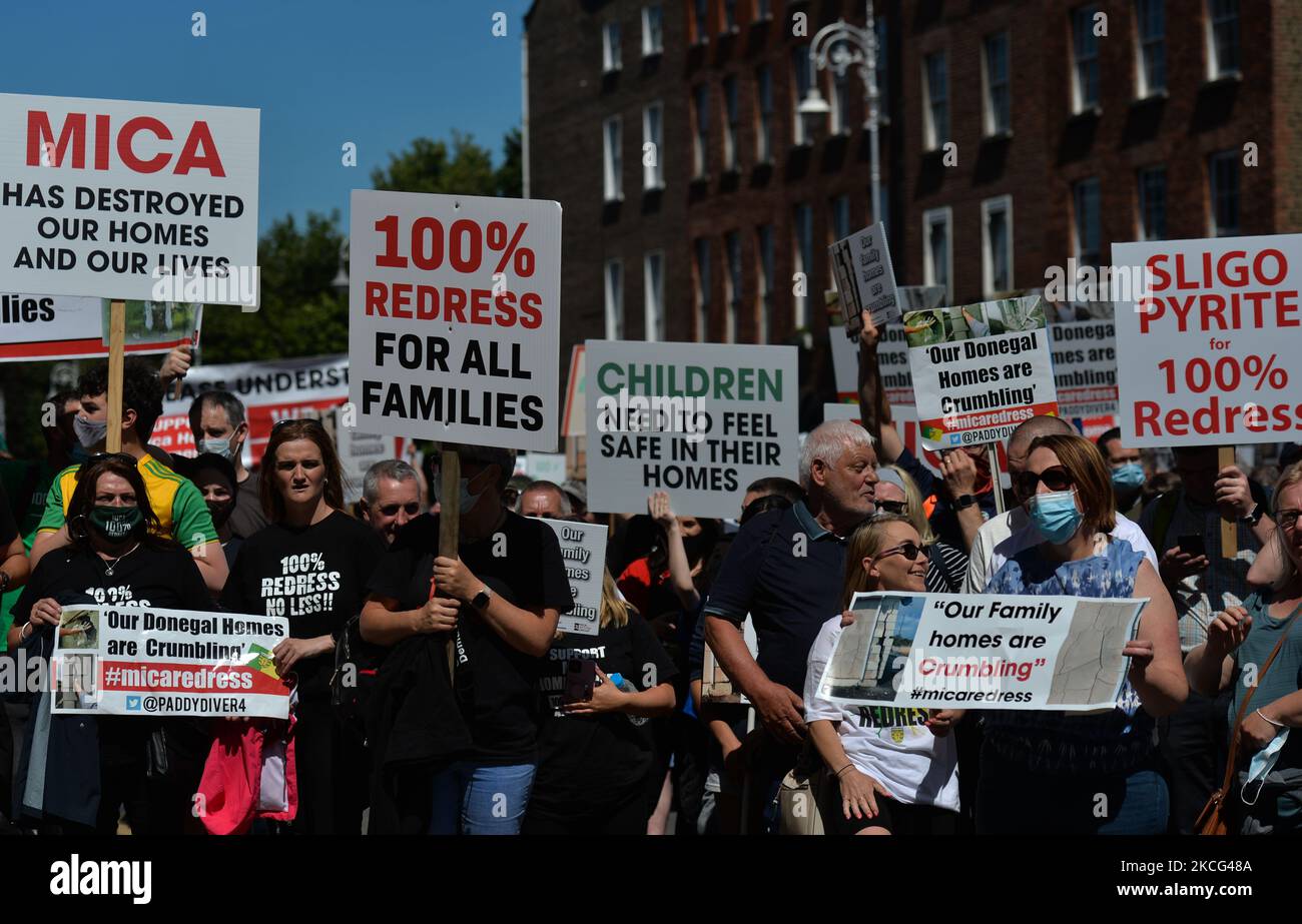 Migliaia di manifestanti della Co. Donegal, le cui case sono state costruite con blocchi contenenti la sostanza mica, e i loro sostenitori visto durante una protesta nel centro di Dublino. Martedì 15 giugno 2021 a Dublino, Irlanda. (Foto di Artur Widak/NurPhoto) Foto Stock