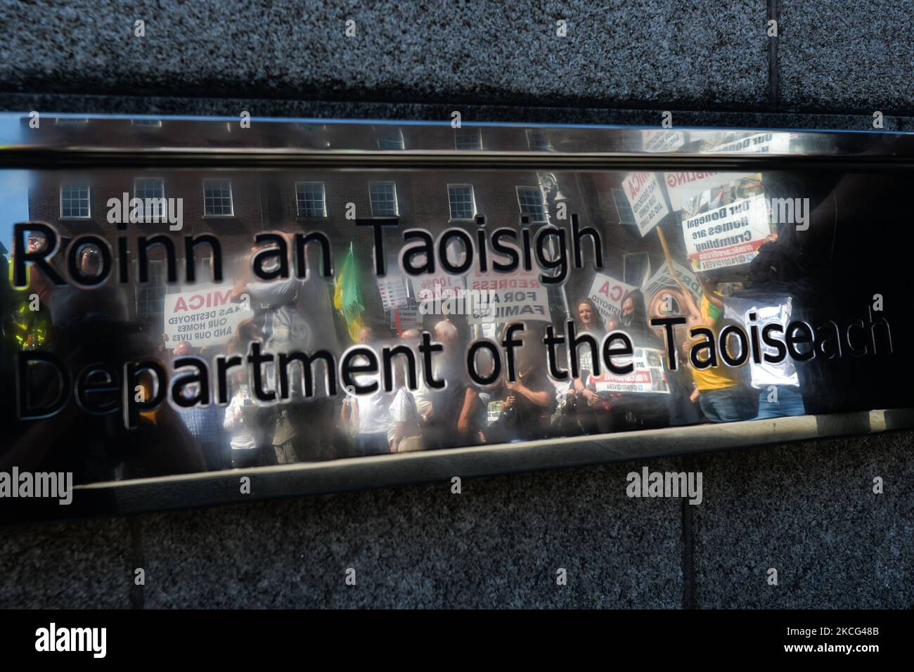 Migliaia di manifestanti della Co. Donegal, le cui case sono state costruite con blocchi contenenti la sostanza mica, e i loro sostenitori visto durante una protesta nel centro di Dublino. Martedì 15 giugno 2021 a Dublino, Irlanda. (Foto di Artur Widak/NurPhoto) Foto Stock