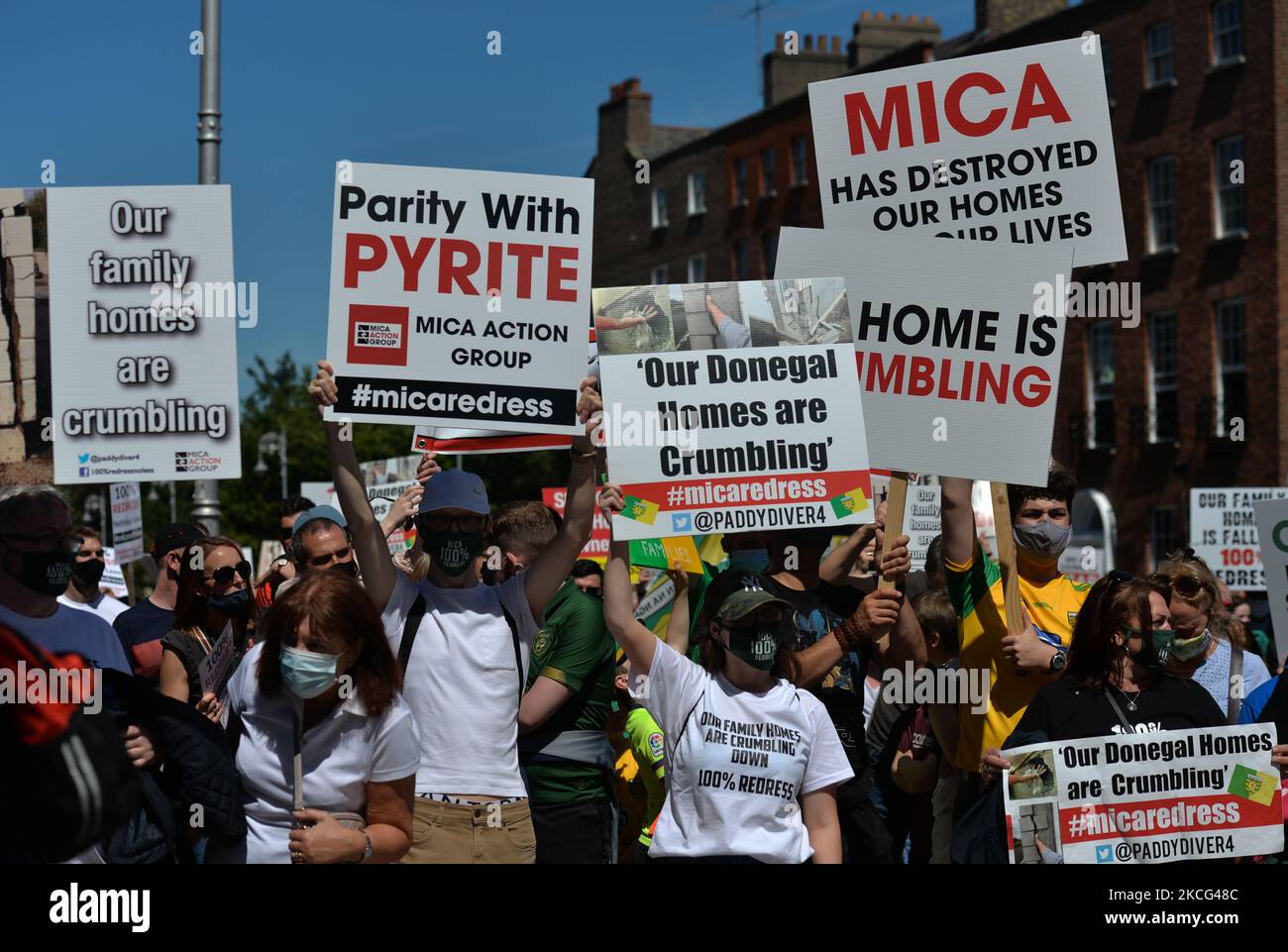 Migliaia di manifestanti della Co. Donegal, le cui case sono state costruite con blocchi contenenti la sostanza mica, e i loro sostenitori visto durante una protesta nel centro di Dublino. Martedì 15 giugno 2021 a Dublino, Irlanda. (Foto di Artur Widak/NurPhoto) Foto Stock