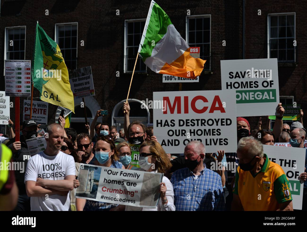 Migliaia di manifestanti della Co. Donegal, le cui case sono state costruite con blocchi contenenti la sostanza mica, e i loro sostenitori visto durante una protesta nel centro di Dublino. Martedì 15 giugno 2021 a Dublino, Irlanda. (Foto di Artur Widak/NurPhoto) Foto Stock