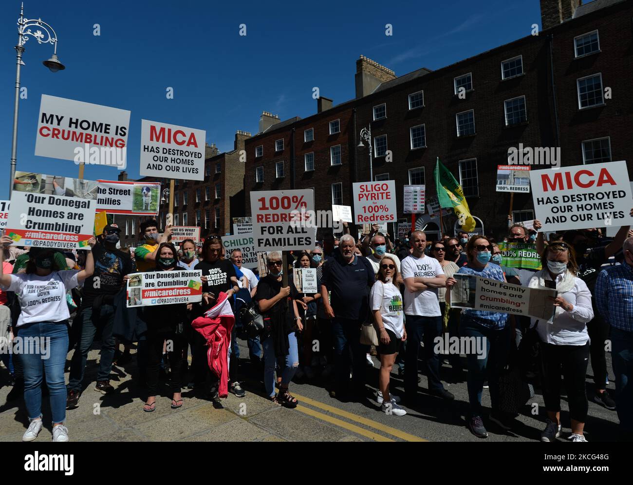 Migliaia di manifestanti della Co. Donegal, le cui case sono state costruite con blocchi contenenti la sostanza mica, e i loro sostenitori visto durante una protesta nel centro di Dublino. Martedì 15 giugno 2021 a Dublino, Irlanda. (Foto di Artur Widak/NurPhoto) Foto Stock