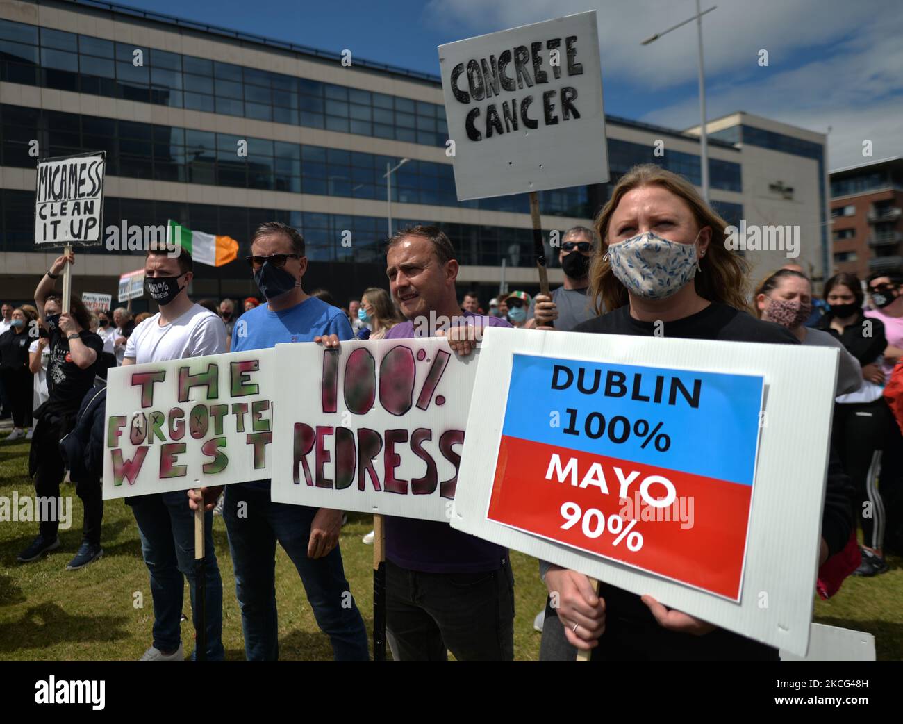 I manifestanti della Co. Donegal, le cui case sono state costruite con blocchi contenenti la sostanza mica, e i loro sostenitori visto durante una protesta nel centro di Dublino. Martedì 15 giugno 2021 a Dublino, Irlanda. (Foto di Artur Widak/NurPhoto) Foto Stock