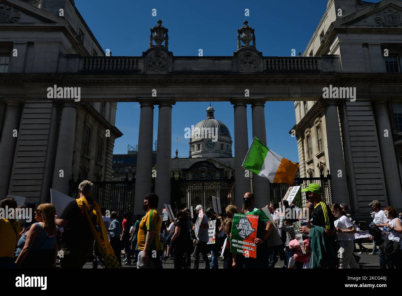 Migliaia di manifestanti della Co. Donegal, le cui case sono state costruite con blocchi contenenti la sostanza mica, e i loro sostenitori visto durante una protesta nel centro di Dublino. Martedì 15 giugno 2021 a Dublino, Irlanda. (Foto di Artur Widak/NurPhoto) Foto Stock