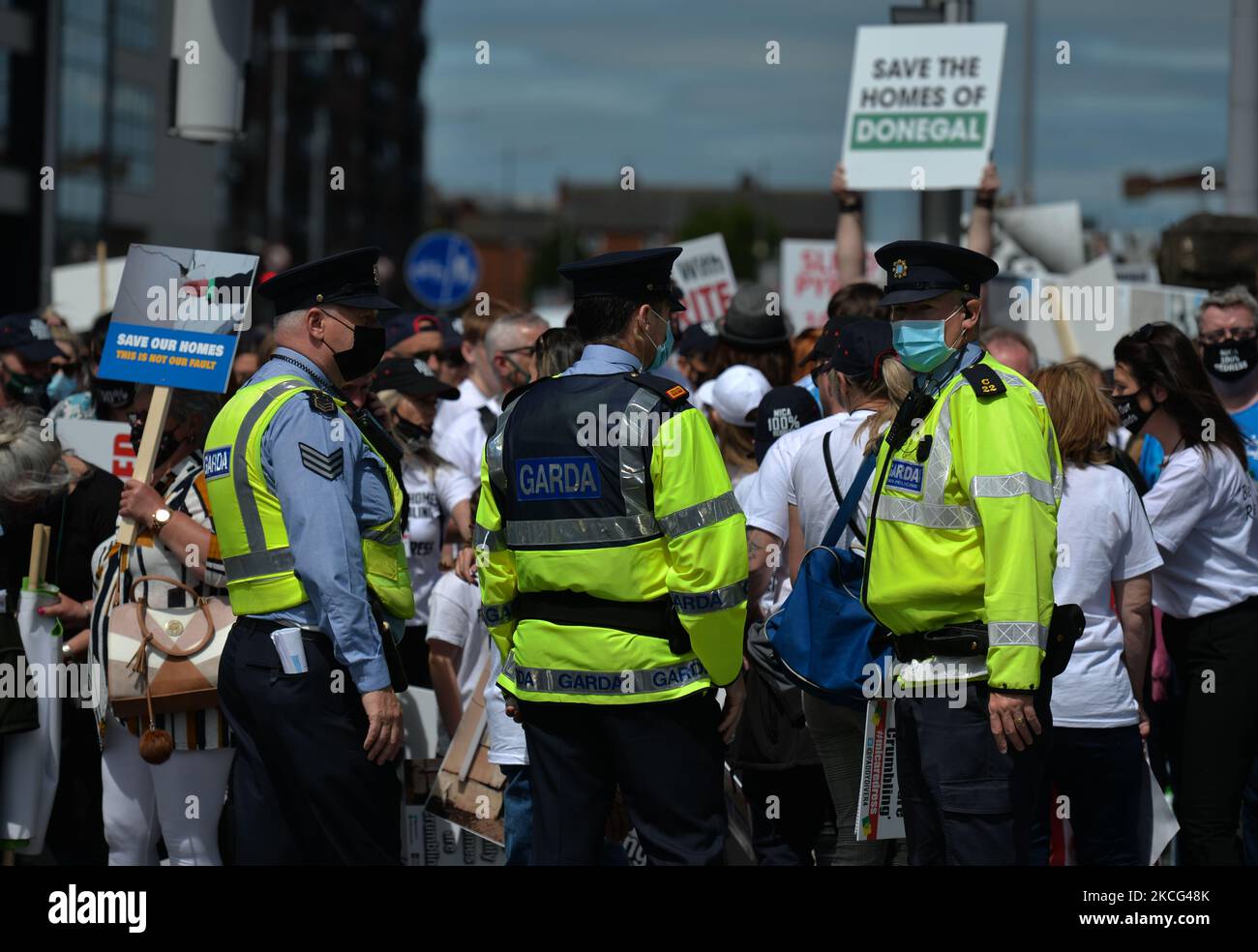 Migliaia di manifestanti della Co. Donegal, le cui case sono state costruite con blocchi contenenti la sostanza mica, e i loro sostenitori visto durante una protesta nel centro di Dublino. Martedì 15 giugno 2021 a Dublino, Irlanda. (Foto di Artur Widak/NurPhoto) Foto Stock