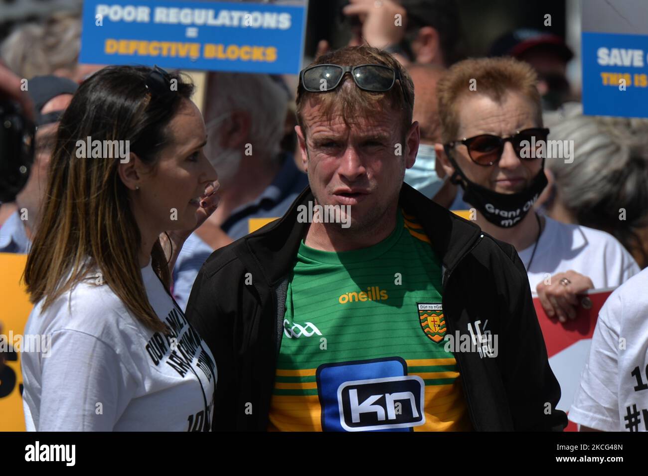 Paddy Diver (centro sinistra), militante della mica e co-fondatore del '100% di risarcimento No less' conduce migliaia di manifestanti dalla Co. Donegal, le cui case sono state costruite con blocchi contenenti la sostanza mica, e i loro sostenitori, durante una protesta nel centro della città di Dublino. Martedì 15 giugno 2021 a Dublino, Irlanda. (Foto di Artur Widak/NurPhoto) Foto Stock