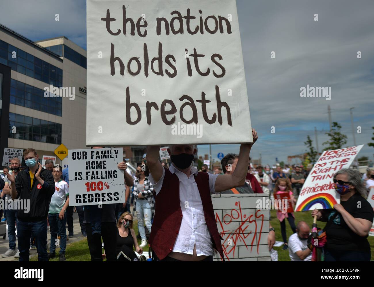 I manifestanti della Co. Donegal, le cui case sono state costruite con blocchi contenenti la sostanza mica, e i loro sostenitori visto durante una protesta nel centro di Dublino. Martedì 15 giugno 2021 a Dublino, Irlanda. (Foto di Artur Widak/NurPhoto) Foto Stock
