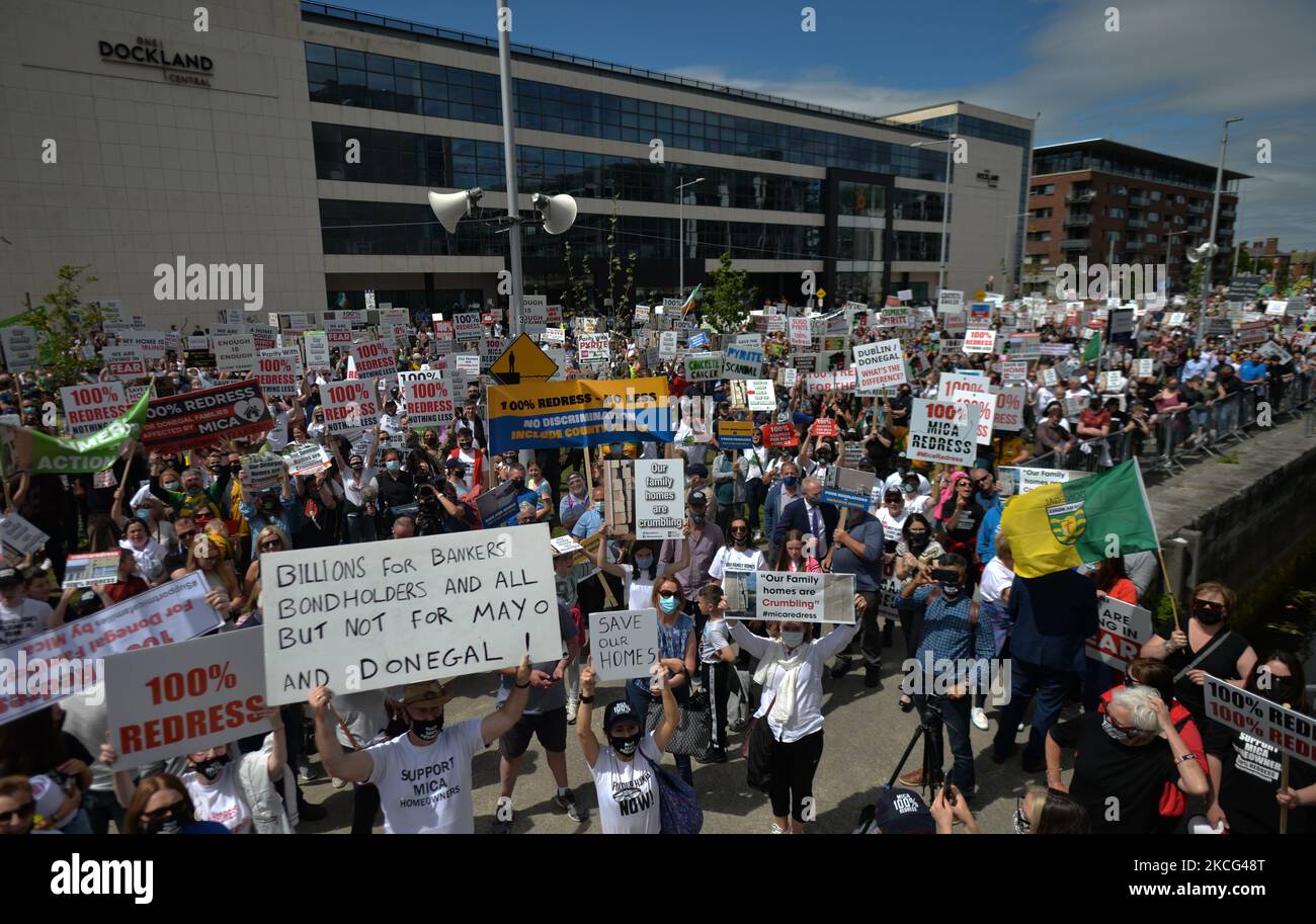 Migliaia di manifestanti della Co. Donegal, le cui case sono state costruite con blocchi contenenti la sostanza mica, e i loro sostenitori visto durante una protesta nel centro di Dublino. Martedì 15 giugno 2021 a Dublino, Irlanda. (Foto di Artur Widak/NurPhoto) Foto Stock