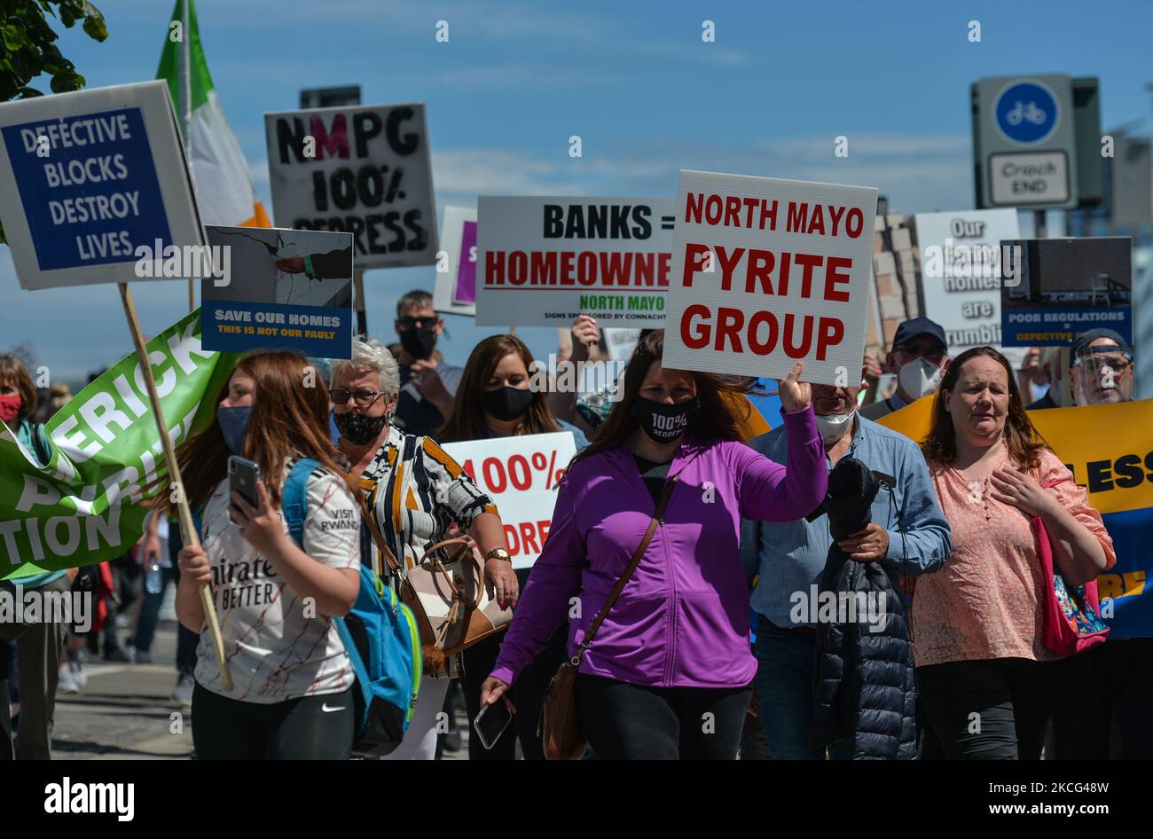 Migliaia di manifestanti della Co. Donegal, le cui case sono state costruite con blocchi contenenti la sostanza mica, e i loro sostenitori visto durante una protesta nel centro di Dublino. Martedì 15 giugno 2021 a Dublino, Irlanda. (Foto di Artur Widak/NurPhoto) Foto Stock