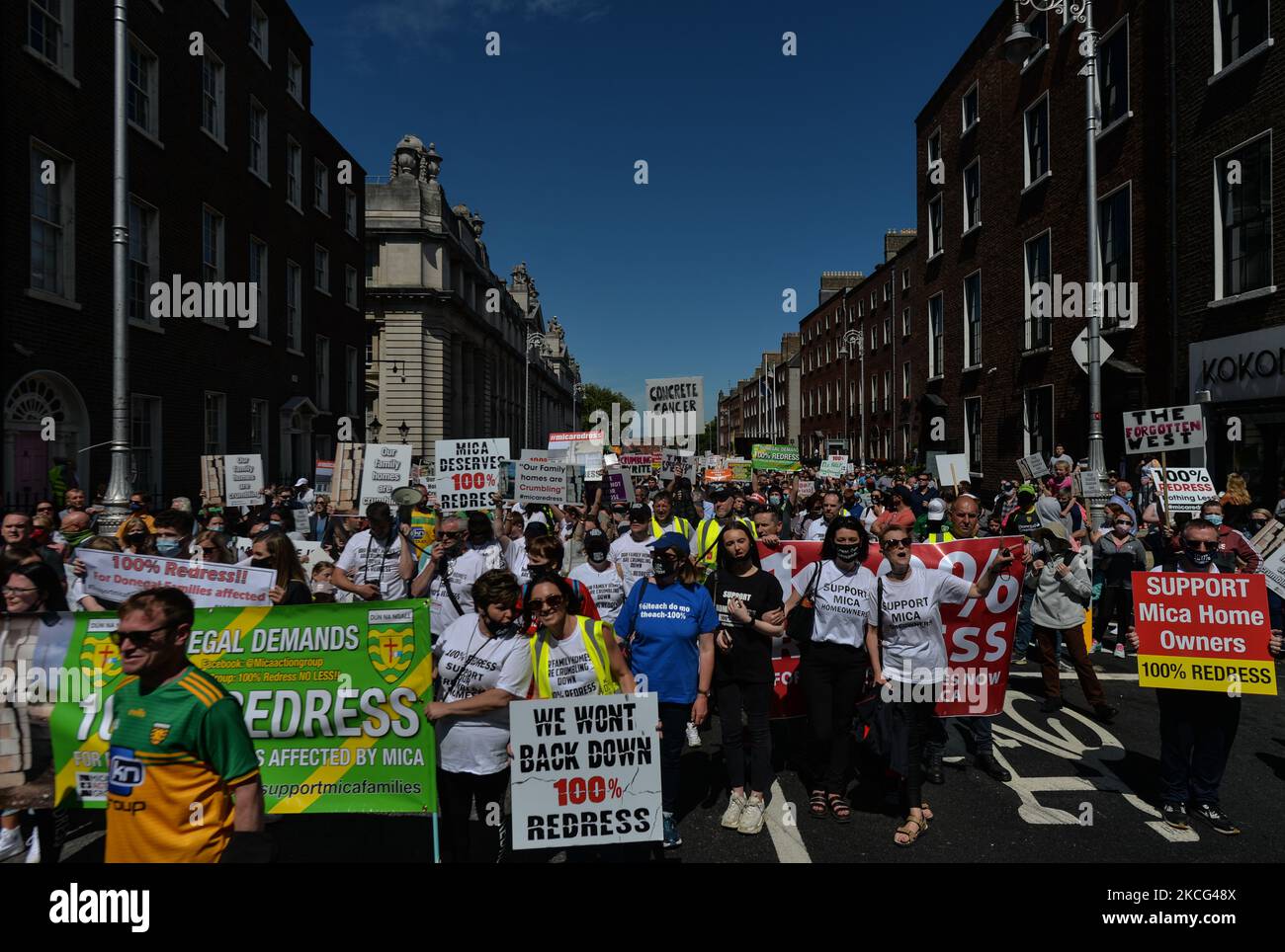 Migliaia di manifestanti della Co. Donegal, le cui case sono state costruite con blocchi contenenti la sostanza mica, e i loro sostenitori visto durante una protesta nel centro di Dublino. Martedì 15 giugno 2021 a Dublino, Irlanda. (Foto di Artur Widak/NurPhoto) Foto Stock
