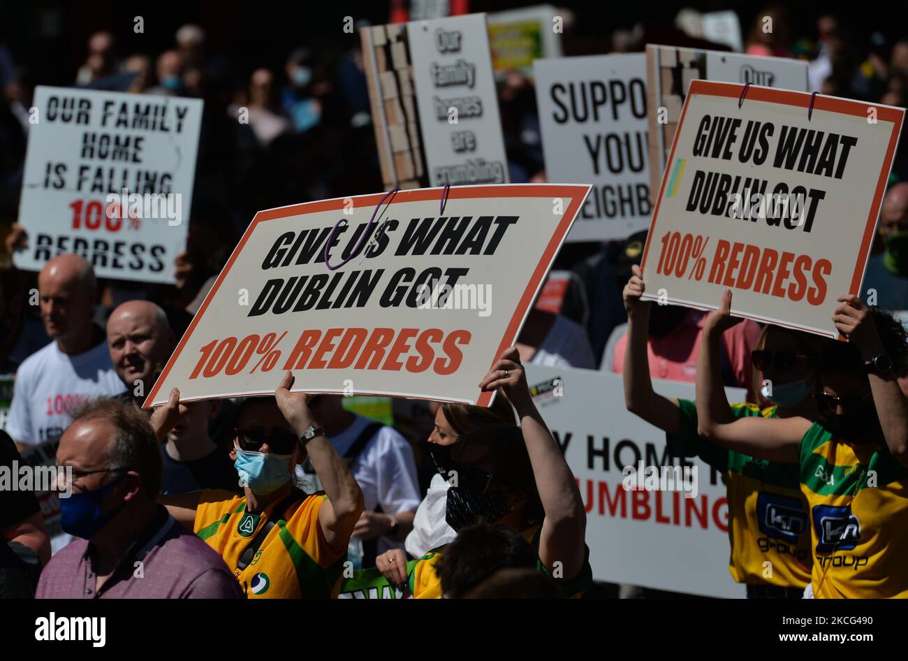 Migliaia di manifestanti della Co. Donegal, le cui case sono state costruite con blocchi contenenti la sostanza mica, e i loro sostenitori visto durante una protesta nel centro di Dublino. Martedì 15 giugno 2021 a Dublino, Irlanda. (Foto di Artur Widak/NurPhoto) Foto Stock