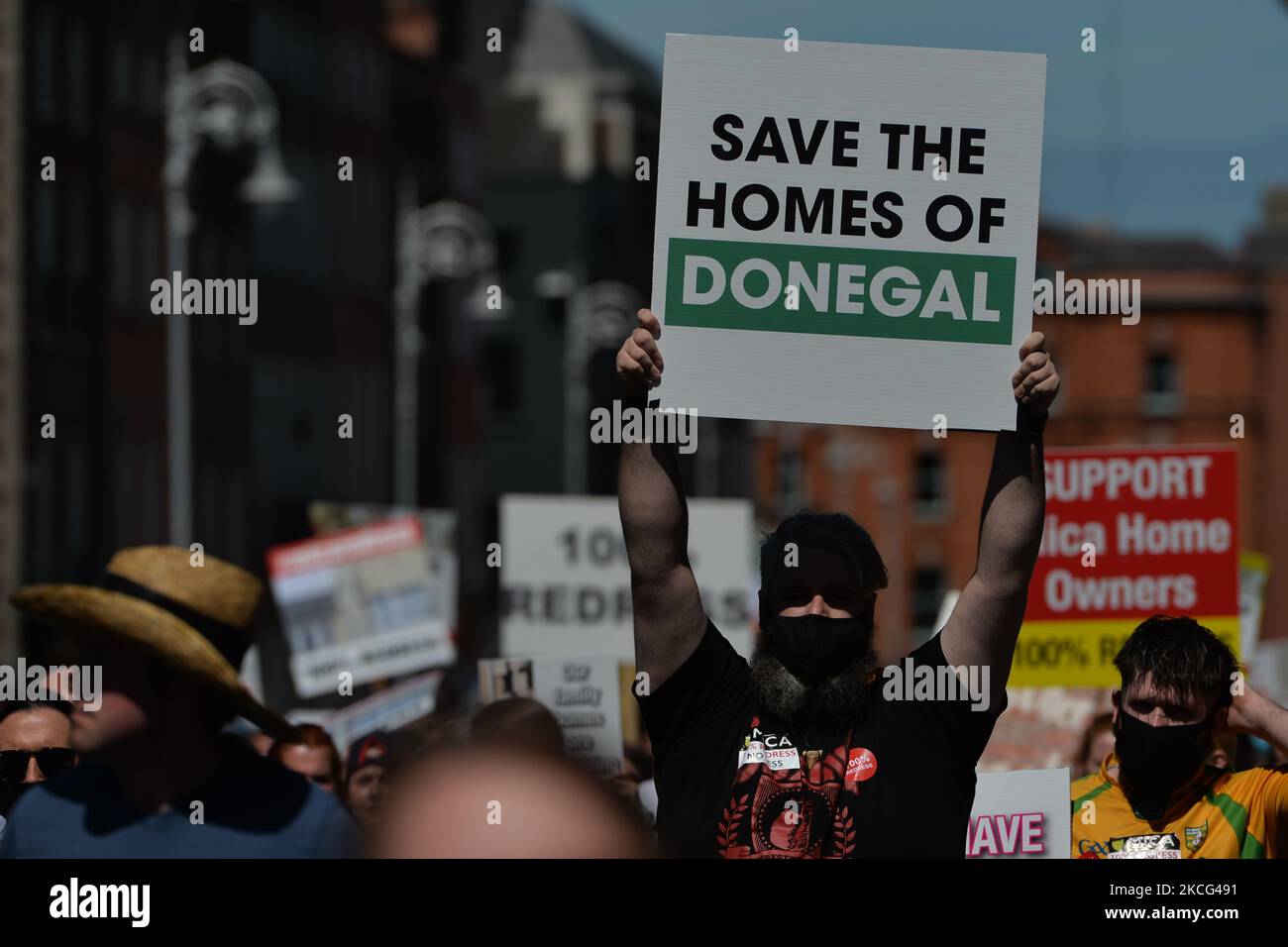 Migliaia di manifestanti della Co. Donegal, le cui case sono state costruite con blocchi contenenti la sostanza mica, e i loro sostenitori visto durante una protesta nel centro di Dublino. Martedì 15 giugno 2021 a Dublino, Irlanda. (Foto di Artur Widak/NurPhoto) Foto Stock