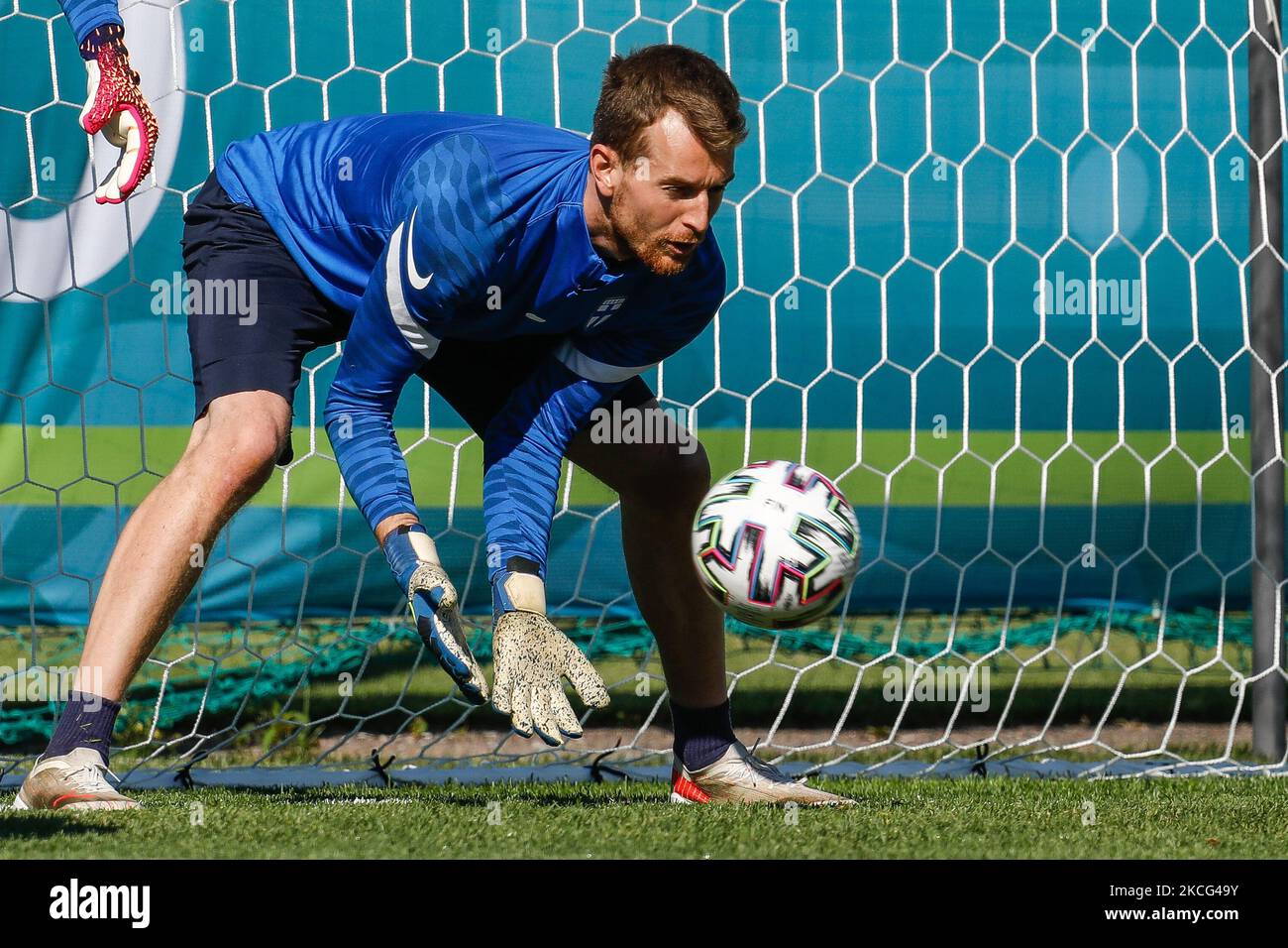 Lukas Hradecky finlandese in azione durante una sessione di addestramento della nazionale finlandese in vista della partita UEFA euro 2020 contro la Russia il 15 giugno 2021 allo Stadio Spartak di Zelenogorsk, San Pietroburgo, Russia. (Foto di Mike Kireev/NurPhoto) Foto Stock