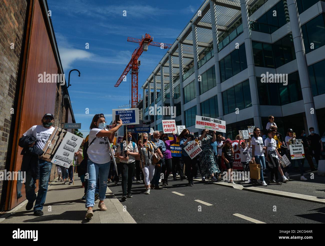 Manifestanti durante un rally nel centro di Dublino che chiedono un sistema di indennizzo del 100% per le case e le proprietà colpite da mattoni contaminati da mica. Martedì 15 giugno 2021 a Dublino, Irlanda. (Foto di Artur Widak/NurPhoto) Foto Stock