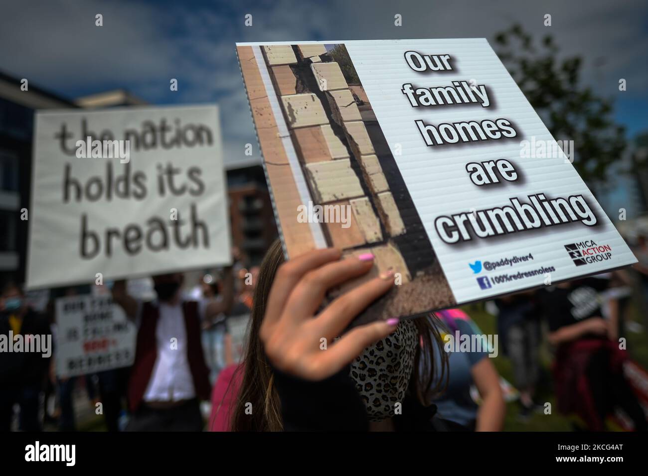 Manifestanti durante un rally nel centro di Dublino che chiedono un sistema di indennizzo del 100% per le case e le proprietà colpite da mattoni contaminati da mica. Martedì 15 giugno 2021 a Dublino, Irlanda. (Foto di Artur Widak/NurPhoto) Foto Stock