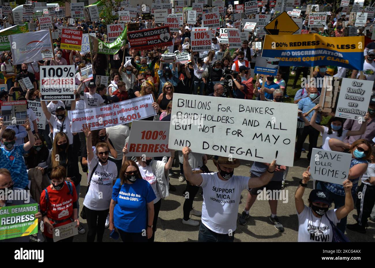Manifestanti durante un rally nel centro di Dublino che chiedono un sistema di indennizzo del 100% per le case e le proprietà colpite da mattoni contaminati da mica. Martedì 15 giugno 2021 a Dublino, Irlanda. (Foto di Artur Widak/NurPhoto) Foto Stock