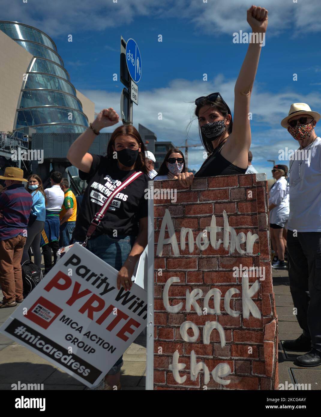 Manifestanti durante un rally nel centro di Dublino che chiedono un sistema di indennizzo del 100% per le case e le proprietà colpite da mattoni contaminati da mica. Martedì 15 giugno 2021 a Dublino, Irlanda. (Foto di Artur Widak/NurPhoto) Foto Stock