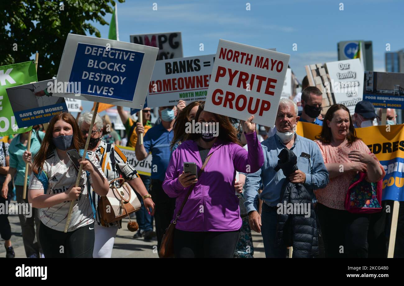 Manifestanti durante un rally nel centro di Dublino che chiedono un sistema di indennizzo del 100% per le case e le proprietà colpite da mattoni contaminati da mica. Martedì 15 giugno 2021 a Dublino, Irlanda. (Foto di Artur Widak/NurPhoto) Foto Stock