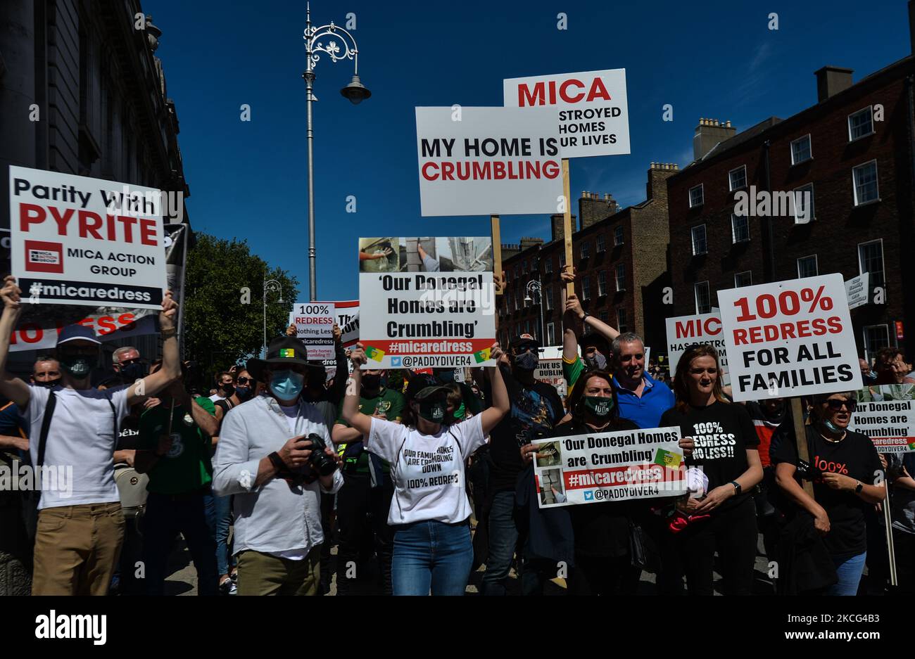 Manifestanti durante un rally nel centro di Dublino che chiedono un sistema di indennizzo del 100% per le case e le proprietà colpite da mattoni contaminati da mica. Martedì 15 giugno 2021 a Dublino, Irlanda. (Foto di Artur Widak/NurPhoto) Foto Stock