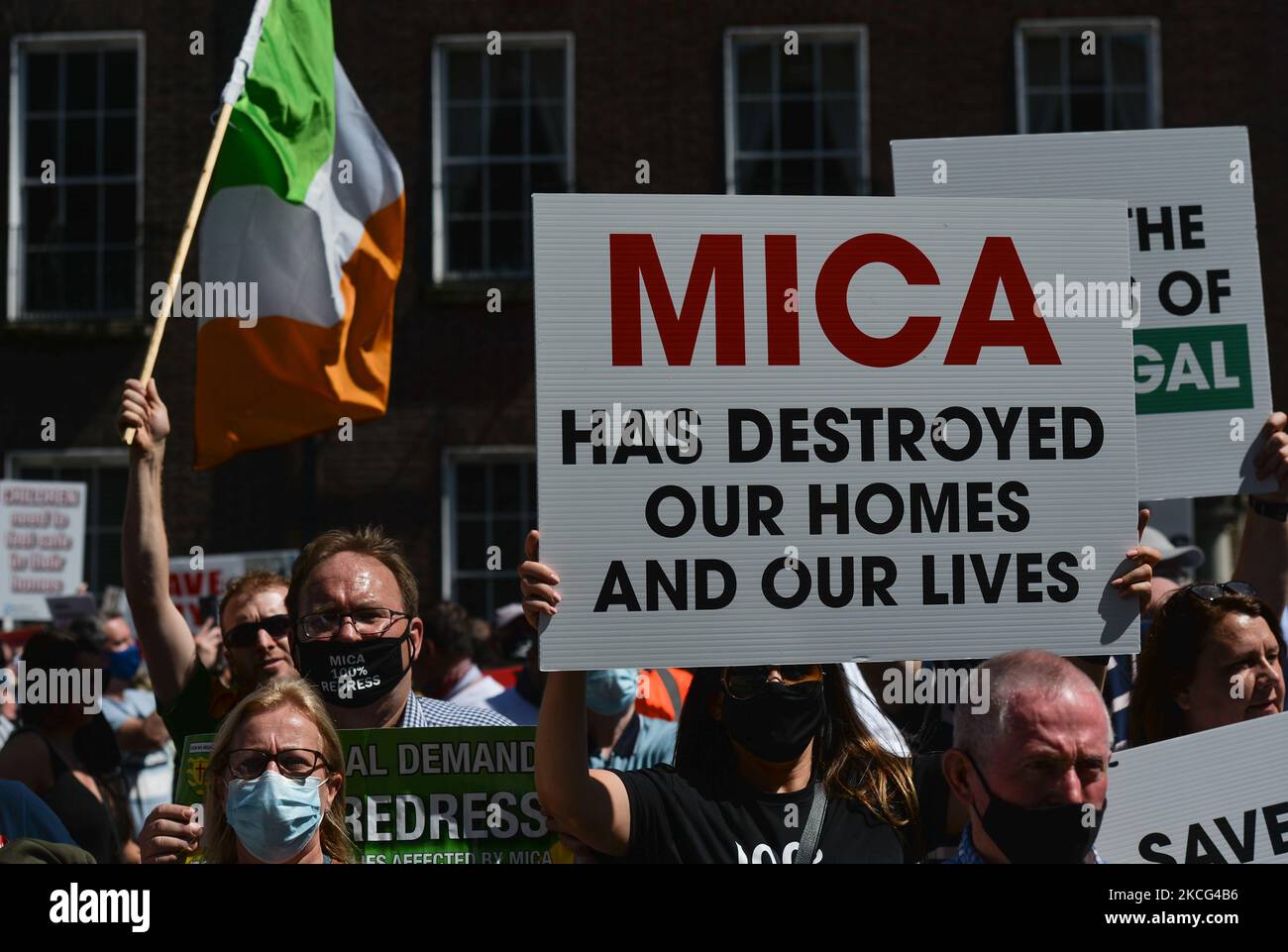 Manifestanti durante un rally nel centro di Dublino che chiedono un sistema di indennizzo del 100% per le case e le proprietà colpite da mattoni contaminati da mica. Martedì 15 giugno 2021 a Dublino, Irlanda. (Foto di Artur Widak/NurPhoto) Foto Stock