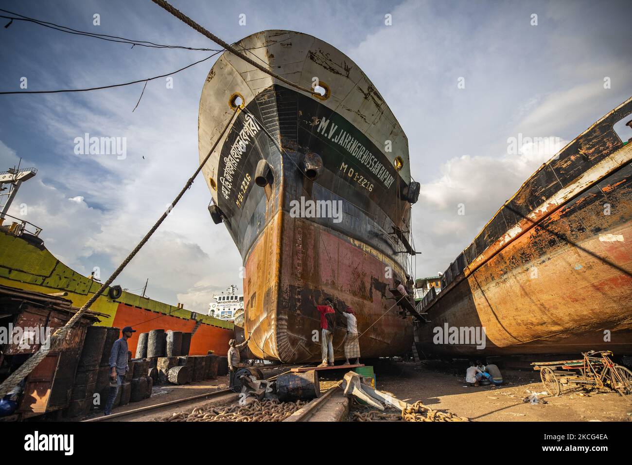 I lavoratori portuali svolgono lavori di manutenzione sullo scafo di una nave sulla riva del fiume Buriganga a Dhaka, Bangladesh, il 13 giugno 2021. Ventotto cantieri navali che occupano 30,96 acri del litorale del Buriganga sono stati in funzione per gli ultimi 50 anni senza alcuna autorizzazione o linee guida, inquinando il fiume e invadendo la riva del fiume, riducendo la sua navigabilità. (Foto di Ahmed Salahuddin/NurPhoto) Foto Stock