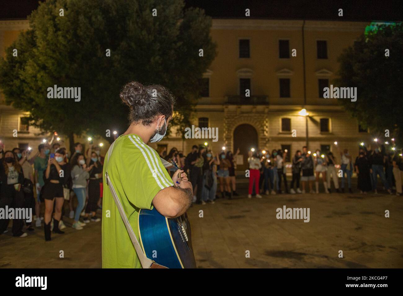 Gli studenti di quinta elementare di Rieti cantano davanti alla loro scuola la "Notte prima degli Esami" di Antonello Venditti, a Rieti, il 15 giugno 2021. (Foto di Riccardo Fabi/NurPhoto) Foto Stock