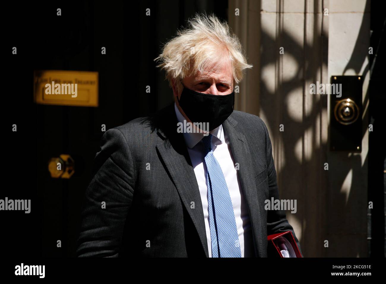 Il primo ministro britannico Boris Johnson lascia 10 Downing Street per la sua apparizione settimanale del primo ministro (PMQ) alla Camera dei Comuni a Londra, in Inghilterra, il 16 giugno 2021. (Foto di David Cliff/NurPhoto) Foto Stock