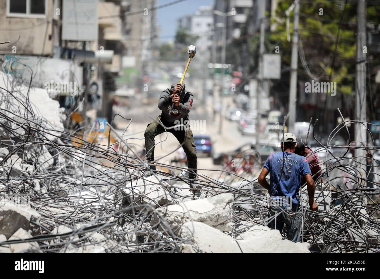 I lavoratori palestinesi e i bulldozer egiziani aiutano il 16 giugno 2021 a rimuovere le macerie delle uildings distrutte dagli attacchi aerei israeliani il mese scorso. - Dopo aver mediato un cessate il fuoco tra israeliani e governanti di Gaza del movimento di Hamas che ha raccolto il peso diplomatico internazionale dell'Egitto, il Cairo sta ora puntando su un progetto di ricostruzione di $500 milioni di dollari per rafforzare la sua influenza politica regionale. Il mese scorso, l'Egitto ha promesso mezzo miliardo di dollari per ricostruire l'enclave palestinese bloccata, che è stata bombardata da Israele per 11 giorni durante pesanti combattimenti con Hamas che si sono conclusi con un intermediario egiziano Foto Stock