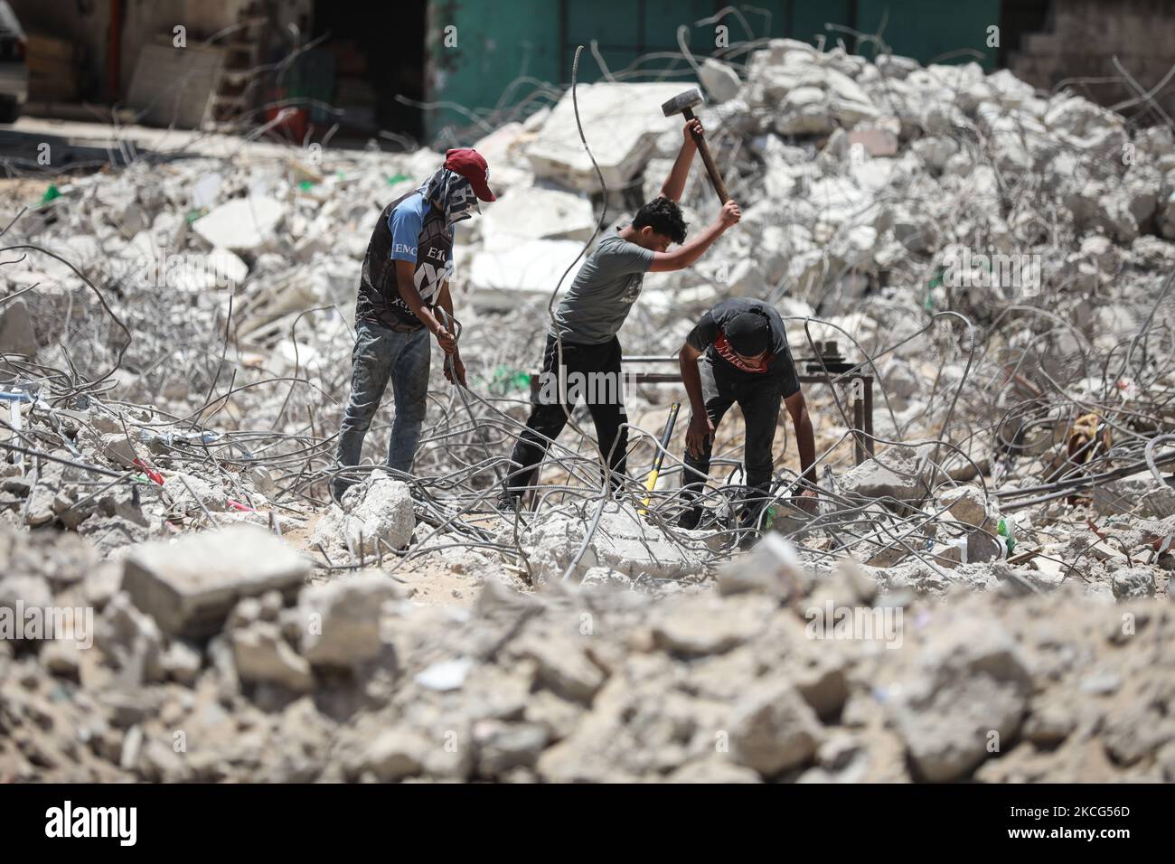 I lavoratori palestinesi e i bulldozer egiziani aiutano il 16 giugno 2021 a rimuovere le macerie delle uildings distrutte dagli attacchi aerei israeliani il mese scorso. - Dopo aver mediato un cessate il fuoco tra israeliani e governanti di Gaza del movimento di Hamas che ha raccolto il peso diplomatico internazionale dell'Egitto, il Cairo sta ora puntando su un progetto di ricostruzione di $500 milioni di dollari per rafforzare la sua influenza politica regionale. Il mese scorso, l'Egitto ha promesso mezzo miliardo di dollari per ricostruire l'enclave palestinese bloccata, che è stata bombardata da Israele per 11 giorni durante pesanti combattimenti con Hamas che si sono conclusi con un intermediario egiziano Foto Stock