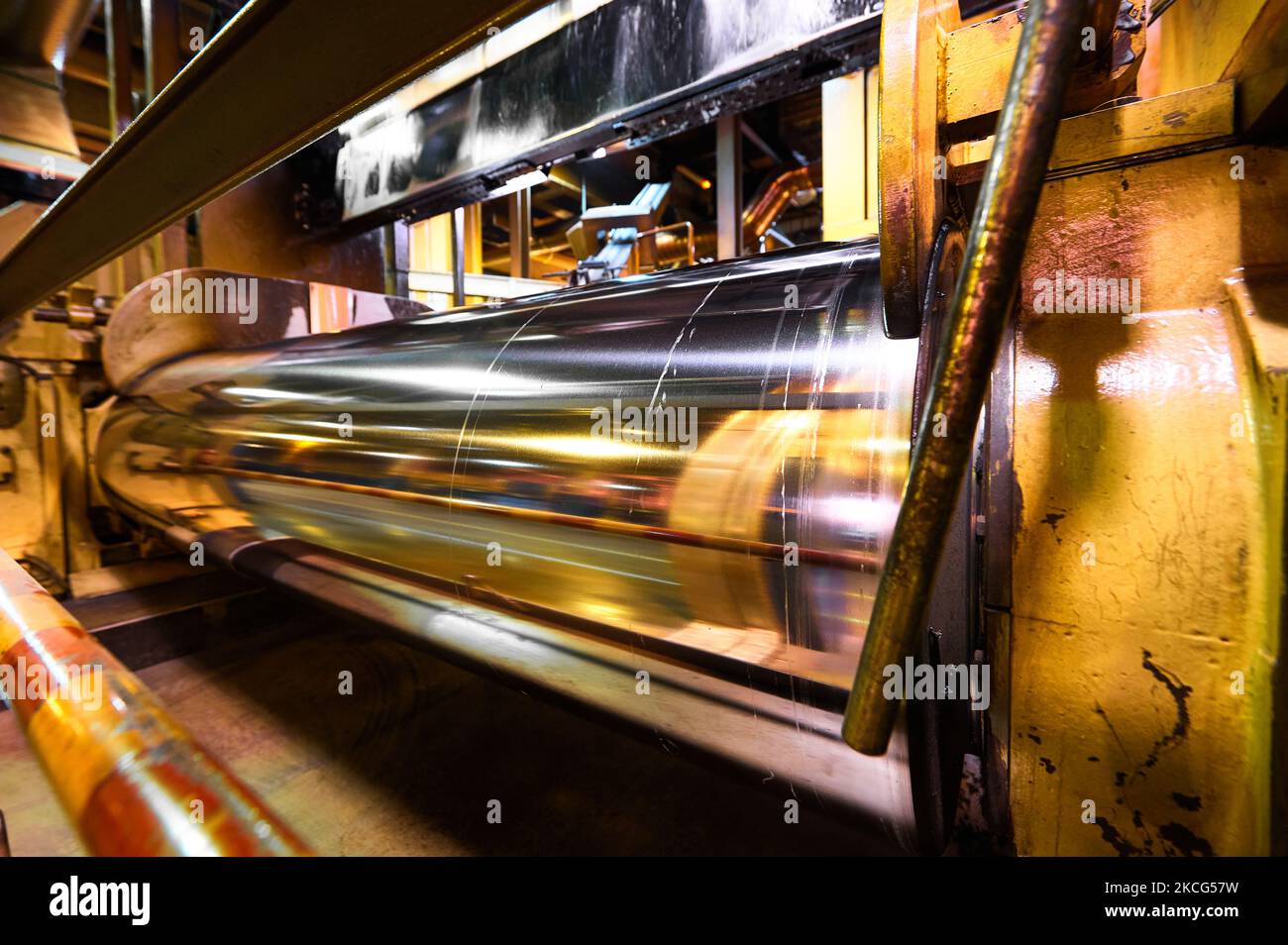 Lavorazione di rulli in metallo lucido e cavi in acciaio in officina Foto Stock