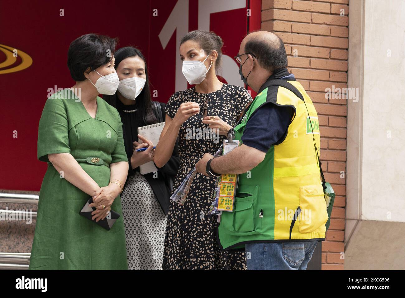 Kim Jung-Sook e la regina Letizia di Spagna acquistano UN biglietto PER la lotteria UNA VOLTA di beneficenza di fronte alla sede della FONDAZIONE ONCE il 16 giugno 2021 a Madrid, Spagna. (Foto di Oscar Gonzalez/NurPhoto) Foto Stock