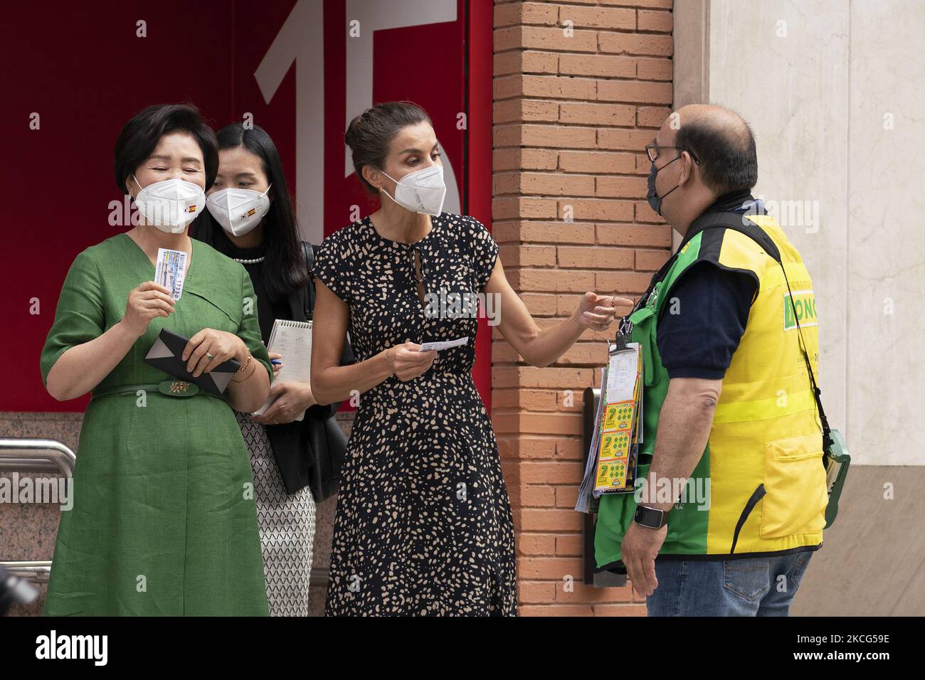 Kim Jung-Sook e la regina Letizia di Spagna acquistano UN biglietto PER la lotteria UNA VOLTA di beneficenza di fronte alla sede della FONDAZIONE ONCE il 16 giugno 2021 a Madrid, Spagna. (Foto di Oscar Gonzalez/NurPhoto) Foto Stock