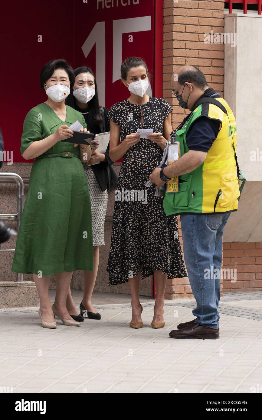 Kim Jung-Sook e la regina Letizia di Spagna acquistano UN biglietto PER la lotteria UNA VOLTA di beneficenza di fronte alla sede della FONDAZIONE ONCE il 16 giugno 2021 a Madrid, Spagna. (Foto di Oscar Gonzalez/NurPhoto) Foto Stock