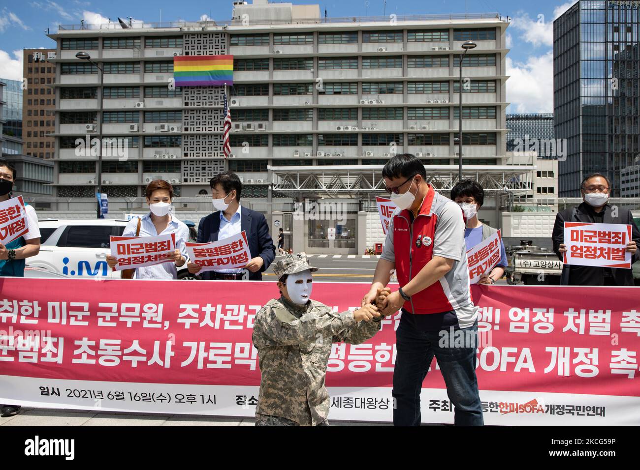 I funzionari della solidarietà Nazionale per la revisione del DIVANO Corea-Stati Uniti hanno eseguito una performance che manette e arresta la USFK che ha commesso crimini durante una conferenza stampa di fronte all'ambasciata degli Stati Uniti il 16 giugno 2021 a Seoul, Corea del Sud. Essi sollecitano a punire la USFK che ha assalito i lavoratori della gestione del parcheggio lo scorso 12 giugno. (Foto di Chris Jung/NurPhoto) Foto Stock