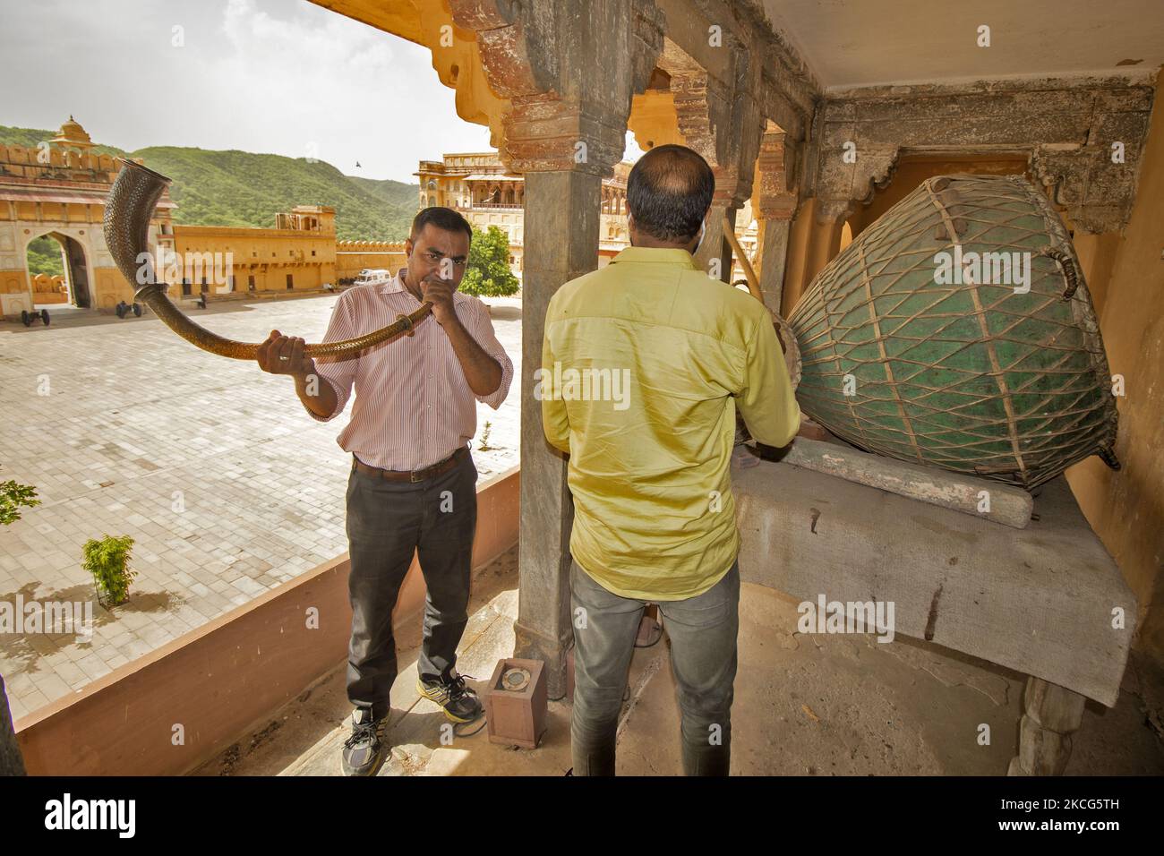 Gli operai suonano gli strumenti musicali tradizionali allo storico Forte di Amer, che riaprì dopo che le autorità allentò alcune restrizioni nel blocco di Covid-19 in corso, a Jaipur, Rajasthan, India, il 16 giugno, 2021. (Foto di Vishal Bhatnagar/NurPhoto) Foto Stock