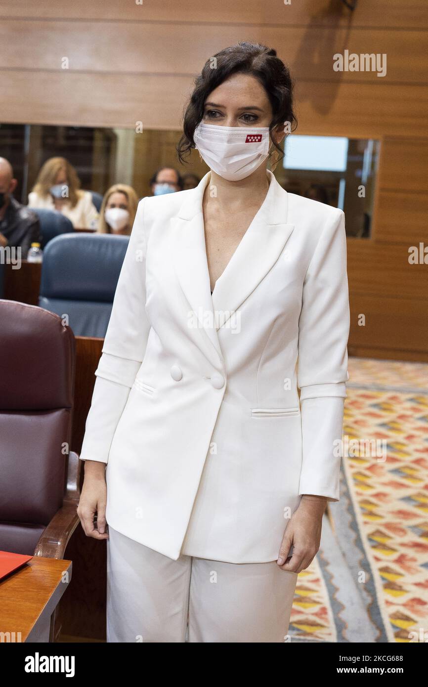 Il presidente della Comunità di Madrid, Isabel Diaz Ayuso, difende la sua candidatura durante la prima sessione plenaria della sua investitura nell'Assemblea di Madrid, il 17 giugno 2021 a Madrid (Spagna). (Foto di Oscar Gonzalez/NurPhoto) Foto Stock