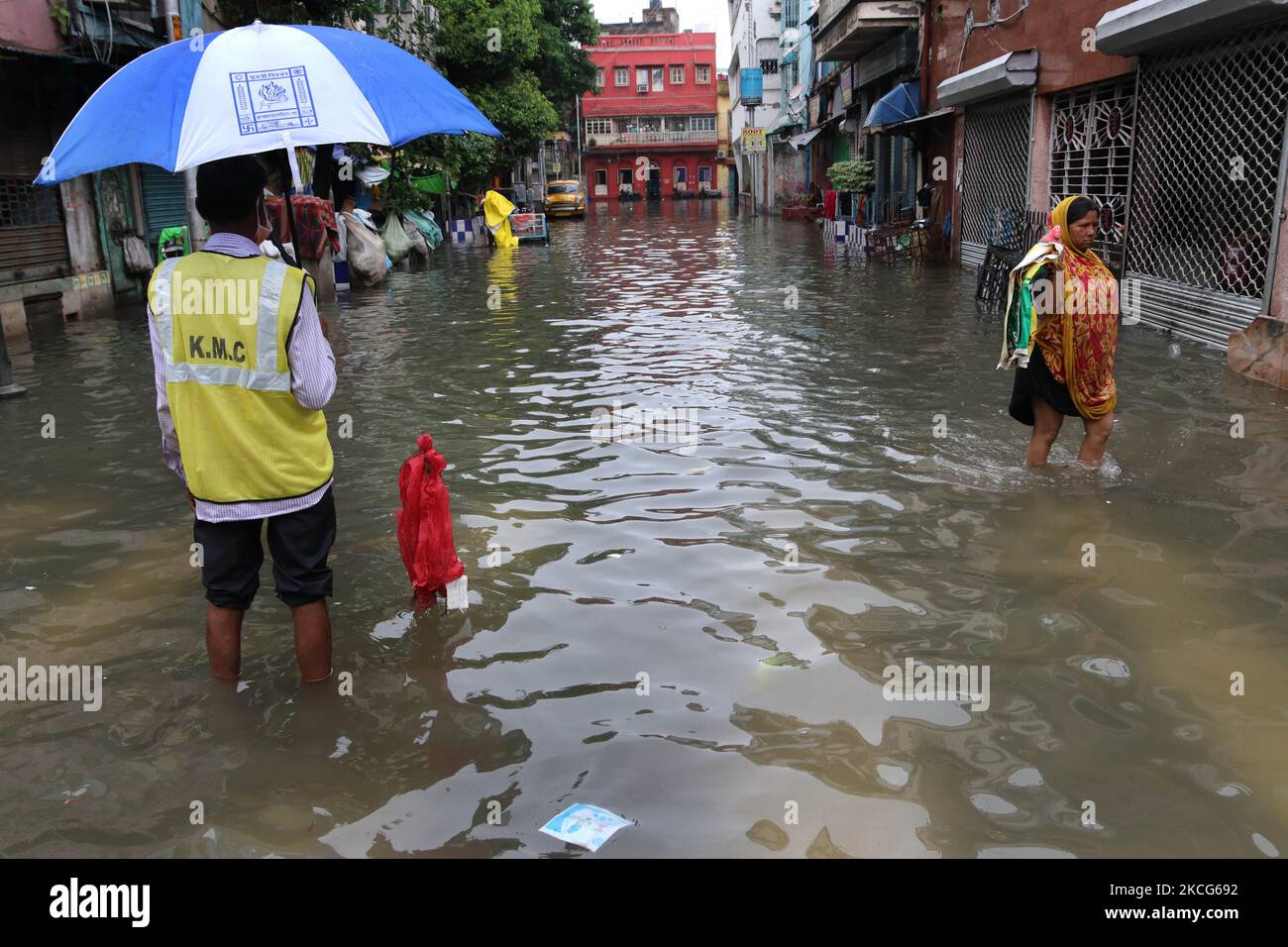 Una strada allagata al monsone pesante piove a Kolkata il 17,2021 giugno. Diverse aree basse e le arterie di Kolkaya si trovano oggi inondate mentre la pioggia pesante continuava a far precipitazioni in parti del Bengala, con il reparto meteorologico che prevede più downpour nei tre giorni successivi sotto l'influenza di un monsone vigoroso sud-ovest e di una circolazione ciclonica. Secondo il dipartimento MET, Kolkata ha registrato 144 mm di precipitazioni in 24 ore. (Foto di Debajyoti Chakraborty/NurPhoto) Foto Stock