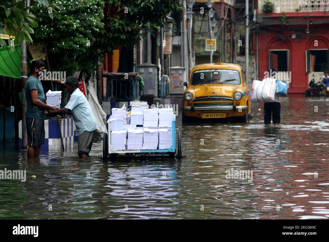 Una strada allagata al monsone pesante piove a Kolkata il 17,2021 giugno. Diverse aree basse e le arterie di Kolkaya si trovano oggi inondate mentre la pioggia pesante continuava a far precipitazioni in parti del Bengala, con il reparto meteorologico che prevede più downpour nei tre giorni successivi sotto l'influenza di un monsone vigoroso sud-ovest e di una circolazione ciclonica. Secondo il dipartimento MET, Kolkata ha registrato 144 mm di precipitazioni in 24 ore. (Foto di Debajyoti Chakraborty/NurPhoto) Foto Stock