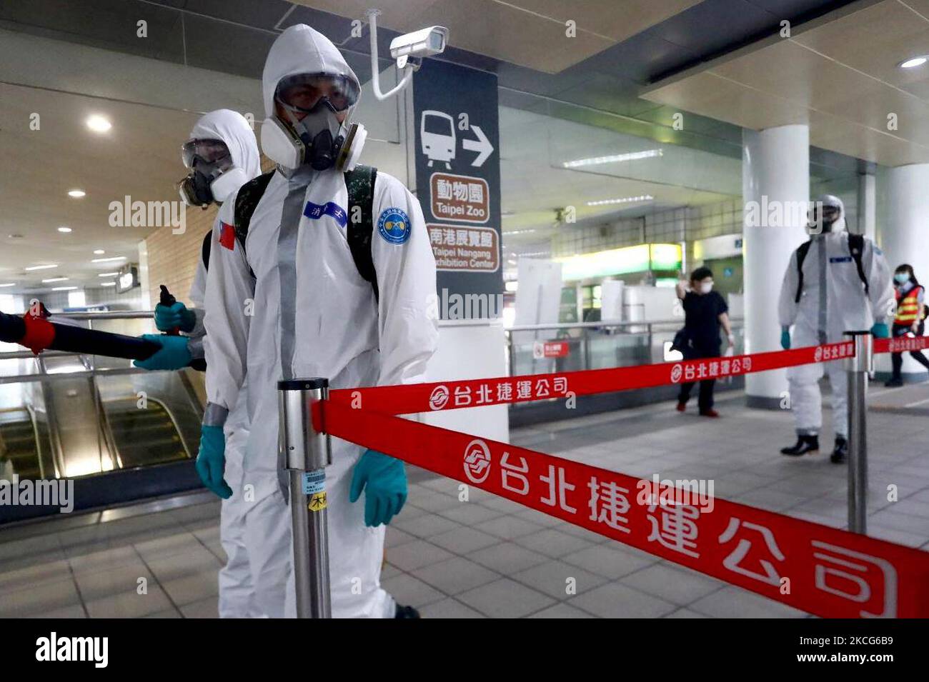 Le truppe chimiche disinfettano le aree pubbliche e i trasporti a Taipei, dato che il numero di casi domestici e di decessi di Covid-19 ha continuato ad aumentare, a seguito di un focolaio locale, a Taipei, Taiwan, 31 maggio 2021. (Foto di Ceng Shou Yi/NurPhoto) Foto Stock