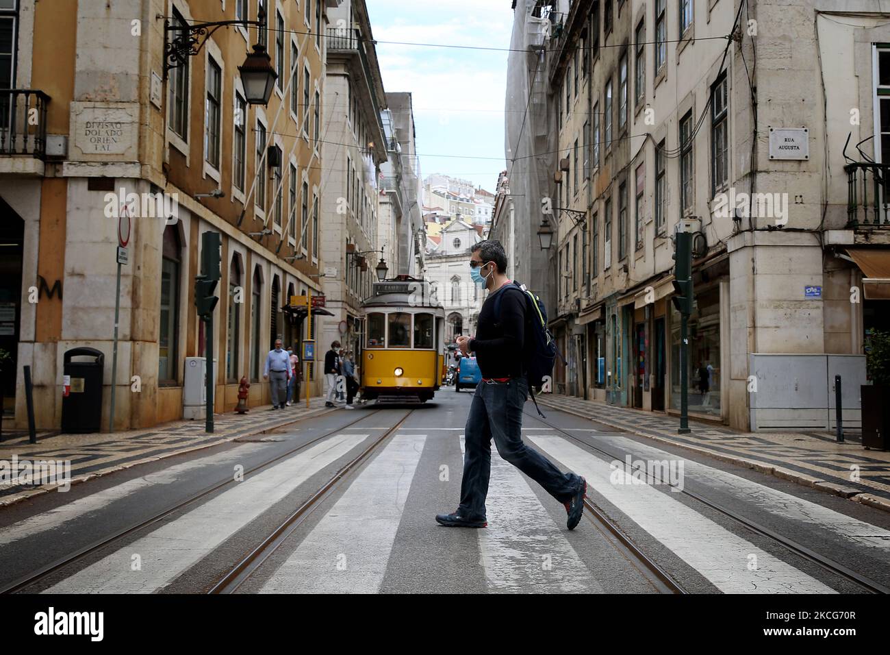 Un uomo che indossa una maschera facciale cammina su una strada nel centro di Lisbona, Portogallo, il 18 giugno 2021. Il governo portoghese ha deciso giovedì di vietare la circolazione da e verso l'area metropolitana di Lisbona nei fine settimana, dalle ore 3 del venerdì, a causa dell'aumento dei casi di Covid-19 in parte del paese. (Foto di Pedro FiÃºza/NurPhoto) Foto Stock