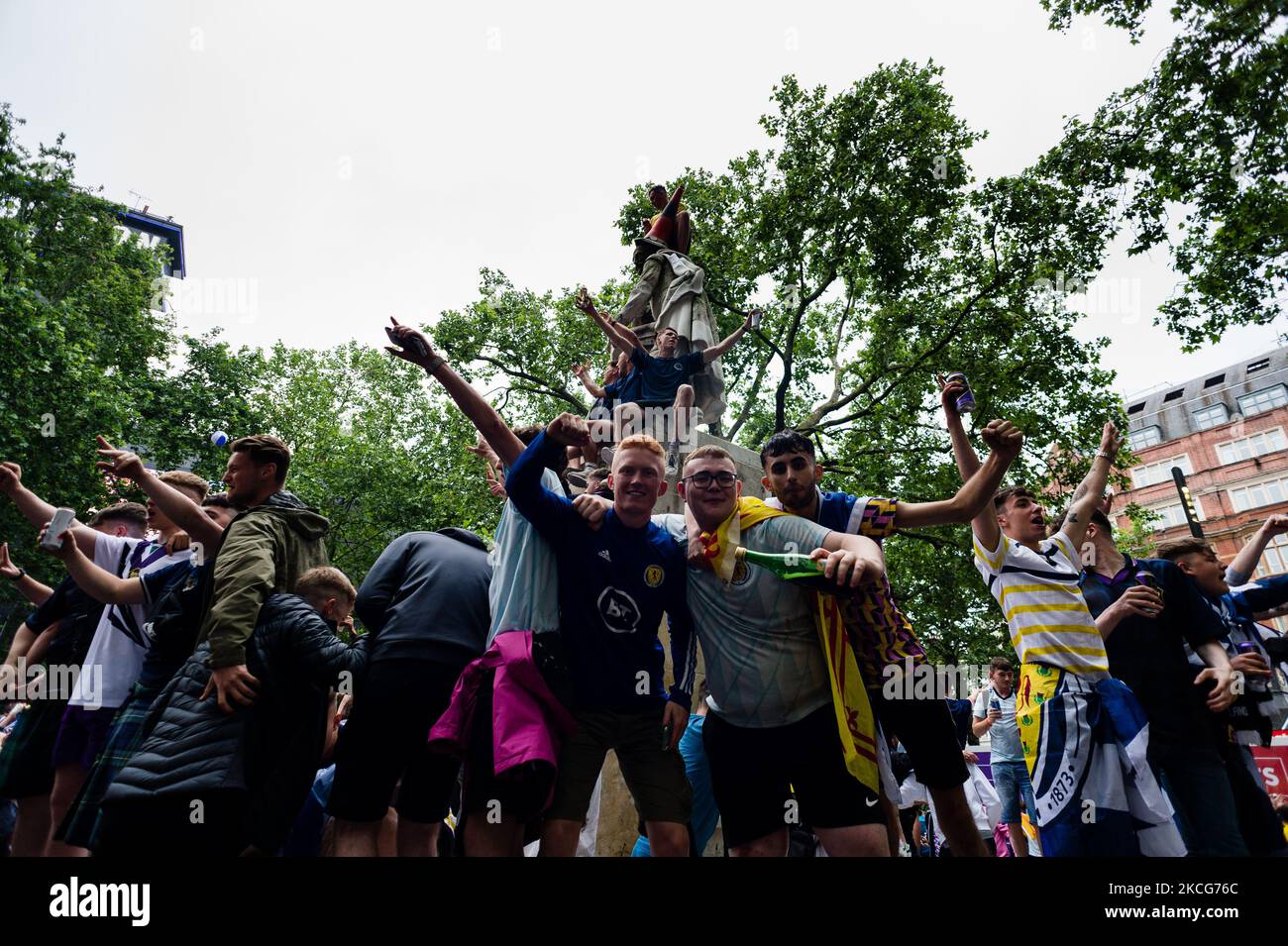 A Scotland fans chant in Leicester Square a Londra, Gran Bretagna, 18 giugno 2021. L'Inghilterra gioca la Scozia in una partita di gruppo riprogrammata del Gruppo D UEFA euro 2020 allo stadio di Wembley (Foto di Maciek Musialek/NurPhoto) Foto Stock