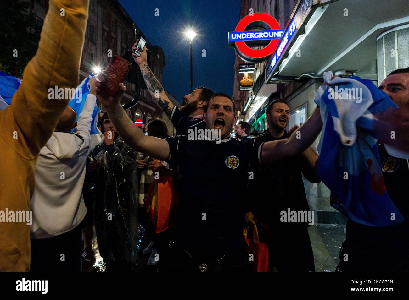 A Scotland fans chant in Leicester Square dopo che la loro nazionale ha giocato a un pareggio senza testa contro i rivali inglesi in uno scontro UEFA EURO 2020 Group D a Londra, in Gran Bretagna, il 18 giugno 2021. 18 persone sono state arrestate, la maggior parte delle quali vicino al Wembley Stadium. (Foto di Maciek Musialek/NurPhoto) Foto Stock