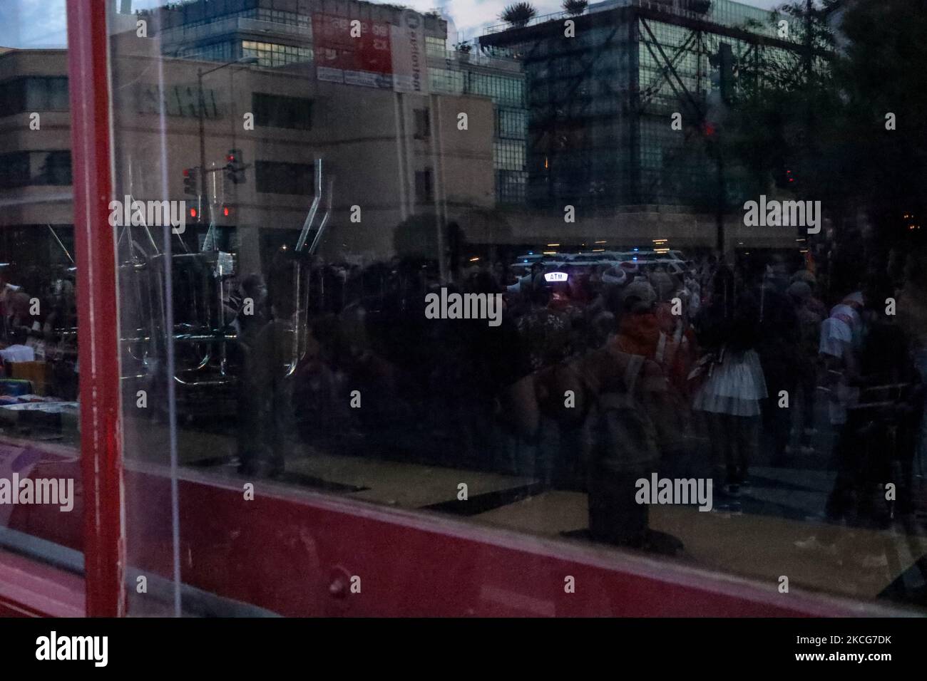 I manifestanti sono visti riflessi nella finestra di un Nellie's Sports Bar vuoto a Washington, D.C. mentre organizzano una protesta del "Boycott Nellie's Block Party" al di fuori del popolare bar sportivo di U Street il 18 giugno 2021, Dopo che una donna nera è stata trascinata violentemente giù una scala da sicurezza il fine settimana precedente. Una dichiarazione di diverse organizzazioni attiviste coinvolte nella protesta è stata pubblicata su Instagram, affermando che 'questo boicottaggio viene dopo una lunga storia di anti-Blackness da Nellies, come rivelato da ex lavoratori neri, mecenati, sostenitori della comunità, video virali, e mostrato da Nellies blatan Foto Stock