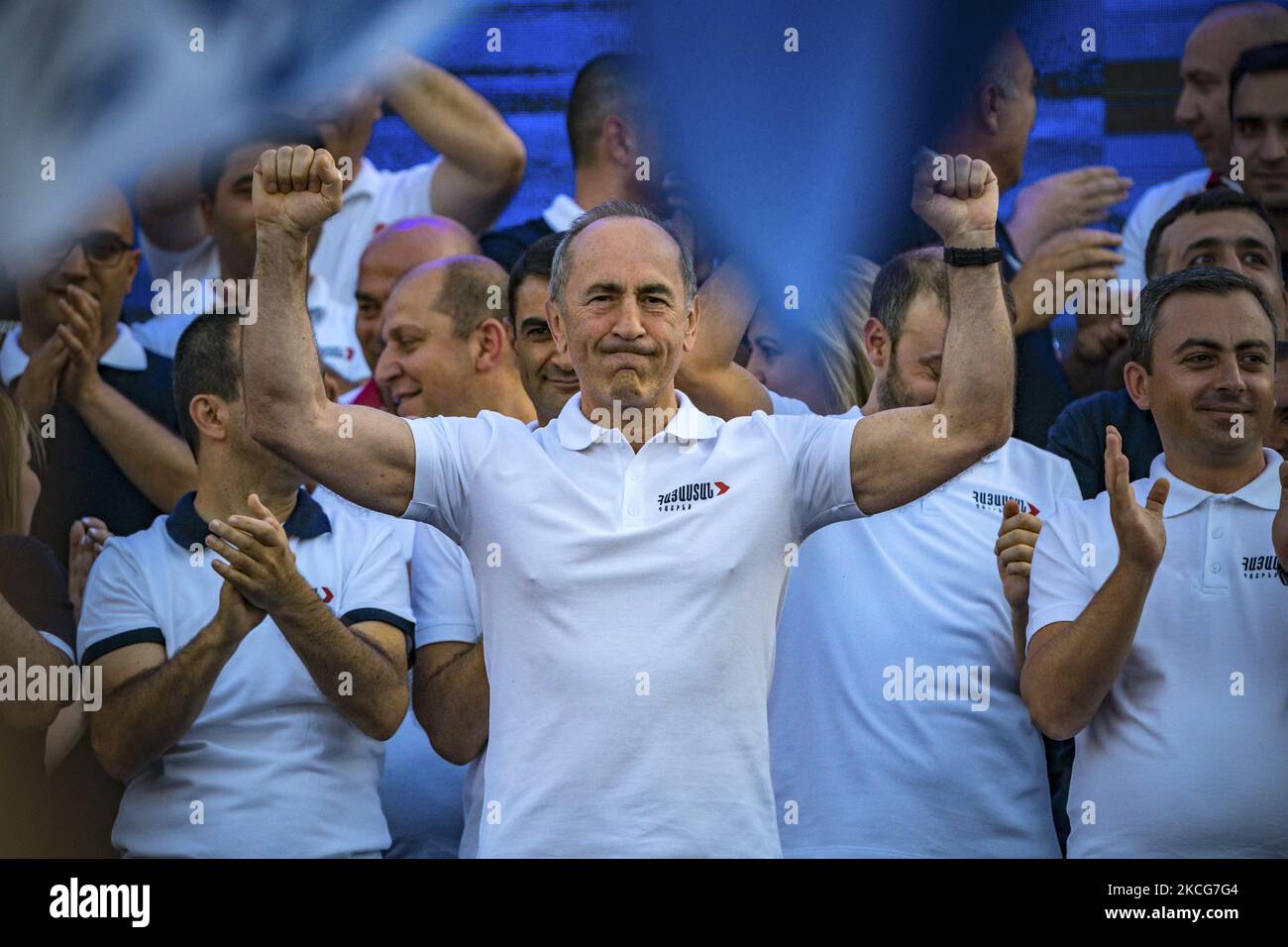 Robert Kochariyan, principale candidato del partito dell'Alleanza armeno, saluta con il suo gesto iconico, pugni in ascesa, alla folla durante il rally finale della campagna elettorale per le elezioni parlamentari in Armenia. (Foto di Celestino Arce/NurPhoto) Foto Stock