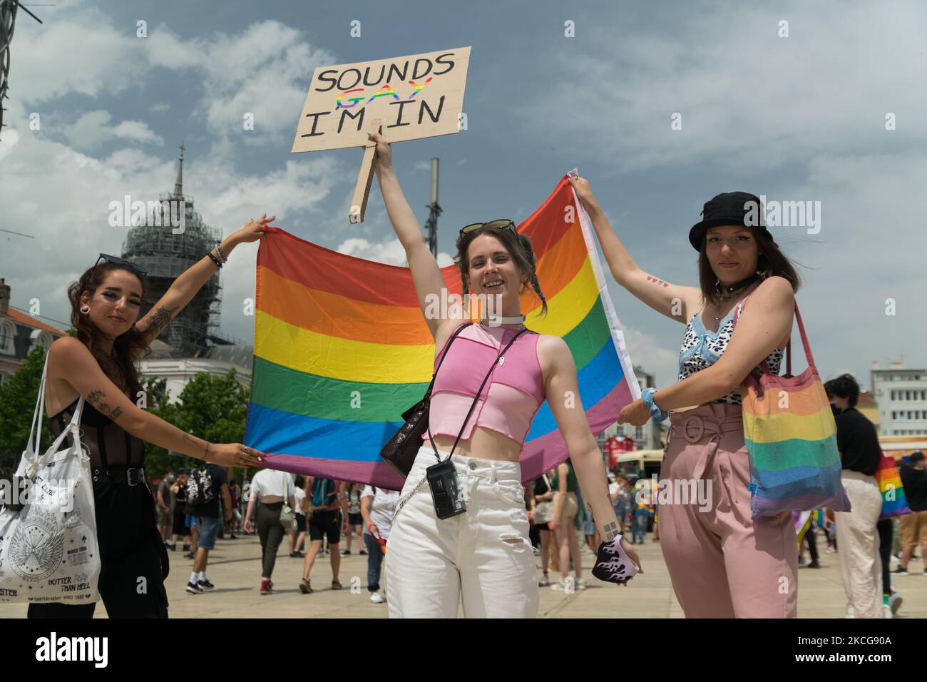 Il 19th giugno si è svolta l'annuale Pride Parade a Clermont-Ferrand, in Francia, sotto un caldo soffocante. L'evento ha raccolto tonnellate di persone. Il corteo marciò nelle strade principali della metropoli. (Foto di Adrien Fillon/NurPhoto) Foto Stock