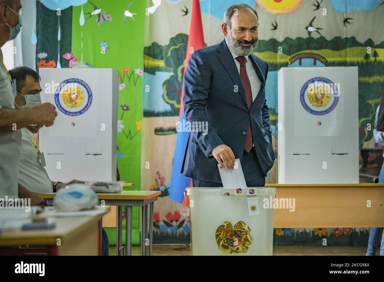 Nikol Pashinyan, primo ministro dell'Armenia, vota in seggio per le elezioni parlamentari in Armenia. (Foto di Celestino Arce/NurPhoto) Foto Stock