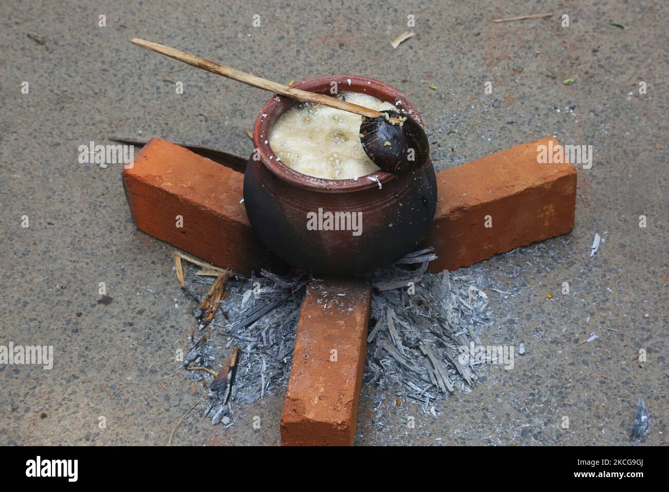 Piatto di Pongala visto durante l'Attukal Pongala Mahotsavam Festival nella città di Thiruvananthapuram (Trivandrum), Kerala, India, il 19 febbraio 2019. L'Attukal Pongala Mahotsavam Festival è celebrato da milioni di donne indù ogni anno. Durante questo festival le donne preparano Pongala (riso cotto con gaggery, ghee, cocco e altri ingredienti) all'aperto in piccole pentole per soddisfare la dea Kannaki. Si fa come un'offerta alla dea Attukal Devi (conosciuta popolarmente come Attukal Amma) che si crede di soddisfare i desideri dei suoi devoti e di fornire prosperità. (Foto di Creative Touch IMA Foto Stock