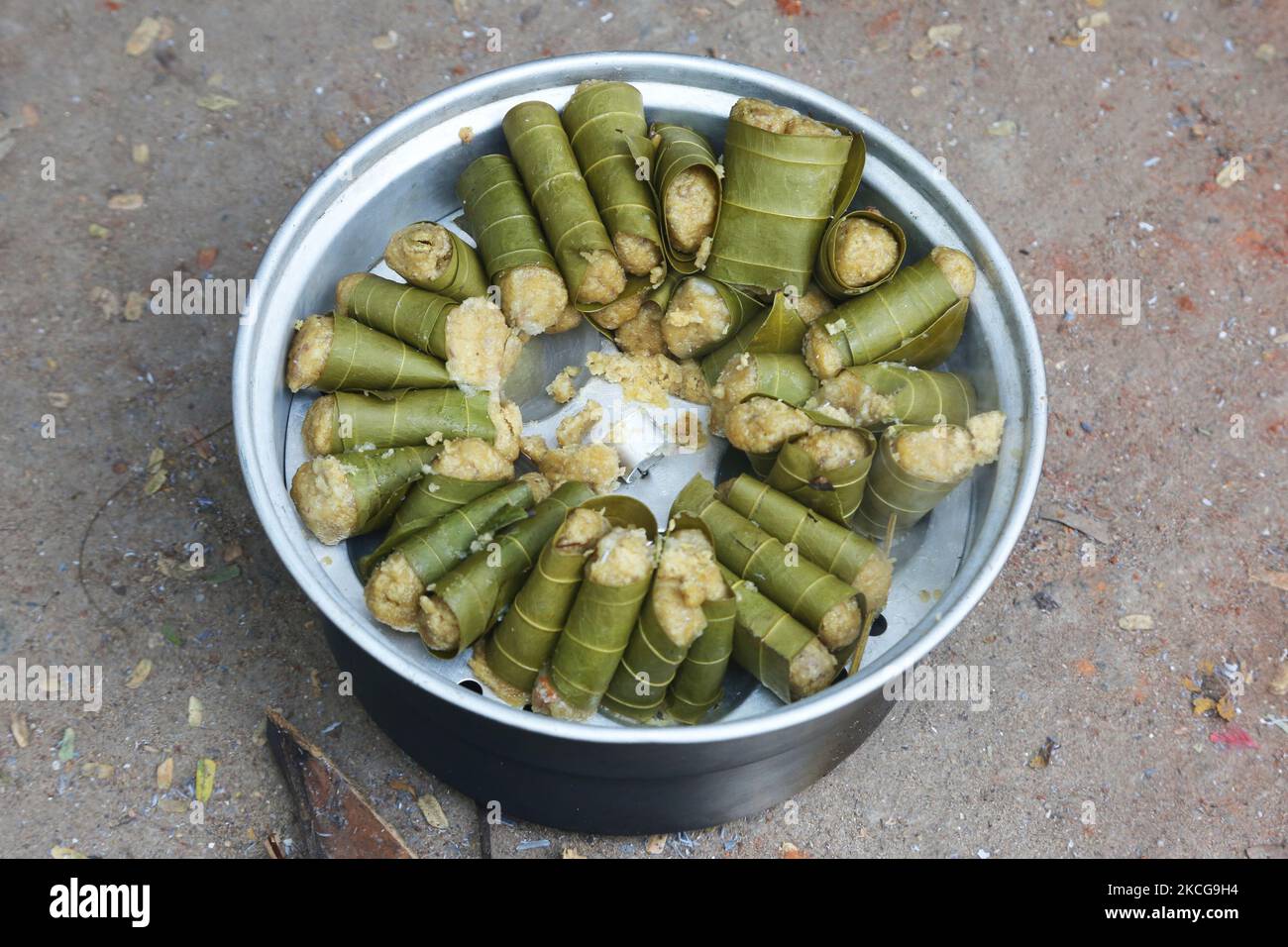 Piatto di Pongala visto durante l'Attukal Pongala Mahotsavam Festival nella città di Thiruvananthapuram (Trivandrum), Kerala, India, il 19 febbraio 2019. L'Attukal Pongala Mahotsavam Festival è celebrato da milioni di donne indù ogni anno. Durante questo festival le donne preparano Pongala (riso cotto con gaggery, ghee, cocco e altri ingredienti) all'aperto in piccole pentole per soddisfare la dea Kannaki. Si fa come un'offerta alla dea Attukal Devi (conosciuta popolarmente come Attukal Amma) che si crede di soddisfare i desideri dei suoi devoti e di fornire prosperità. (Foto di Creative Touch IMA Foto Stock